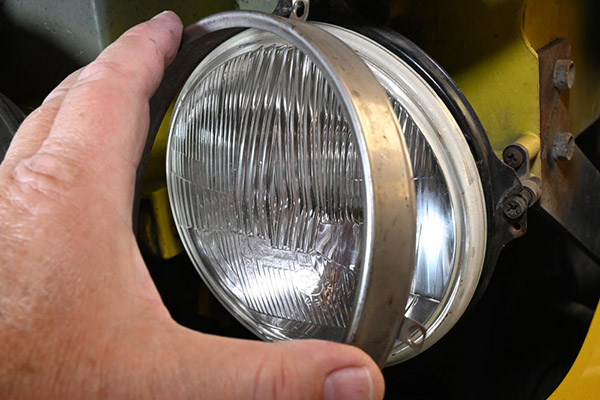 Headlight retainer